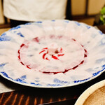 比良山荘 - ☆地元高島市の山奥で狩猟されたツキノワグマ。
      ◎ 白い脂身がほとんどで、赤身の部分は少ししかないが、
      鍋の出汁にくぐらせてて食べると肉の旨味が強い。