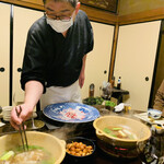 比良山荘 - ◎熊肉は火が通りすぎると硬くなるので、伊藤大将が「どうぞ」と合図するタイミングで熊肉を取って食べる。