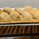 比良山荘 - ◎栃餅は灰汁抜きした栃の実を、もち米とともに蒸してからつ
      き餅にしたもの。昔は米がほとんど取れない山村では重要な食糧であった。