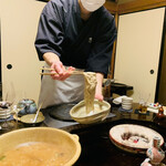 比良山荘 - ☆お弟子さんが、自然薯を土鍋に入れて月とスッポン雑炊を調理して行く。
      
