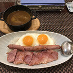 銀座カリー堂 - ソーセージと厚切りベーコンエッグカレー