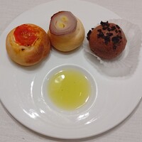 prospero - ◆パン◆
                リコッタチーズとトマト・赤玉ねぎ・カカオ♪
                
                オリーブオイル♪