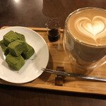 クラクションコーヒーロースターズ - 抹茶わらび餅とカフェラテ