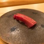 木挽町 とも樹 - 長崎の174kgの本鮪中トロのにぎり