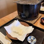 落雁諸江屋 西茶屋菓寮 味和以 - 最初に火鉢をお餅が届きます。