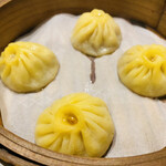 萬的中華 笑龍 - カニ味噌の小籠包。