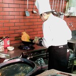 中央軒 - 厨房の様子～ナポリタン炒めてます～