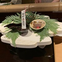 馳走なかむら - 裏白を敷いたお台に松毬、瓢箪などの器にのせた八寸