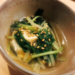 鮨 あらい - 本三つ葉とお揚げの炊き合わせ。お出汁と油揚げのコクがマリアージュ