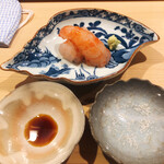 鮨 あらい - 今が旬の増毛産の牡丹海老。薬味は煮切り醤油と塩でした