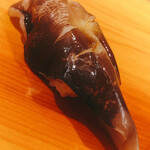 鮨 あらい - 今夜の一番。旬のハシリの鳥貝。淡路島産。デカい、分厚い。ウリ系の香りに悶絶