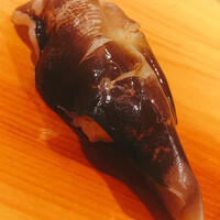 鮨 あらい - 今夜の一番。旬のハシリの鳥貝。淡路島産。デカい、分厚い。ウリ系の香りに悶絶