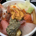 市場めし とくだ屋 - 特盛ごうか海鮮丼(旬のネタ13種)
            