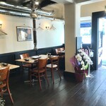 炭火焼肉みや - 席の間隔も換気も良好