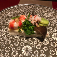野嵯和 - 百合根のペーストの中にも勿論百合根のホクホクした食感を楽しめるように(^^)その百合根ペーストケーキの上には酢味噌が塗ってあって…更に季節のお野菜と車海老、そしてヘーゼルナッツ炒ったモノがその上に…