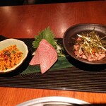 よろにく - 炙り刺身(真ん中)