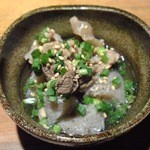 清 - お通しのすじ肉とこんにゃくの煮込み