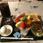 ヒロミ - 150円追加してフルーツ盛り合わせにバタートーストに野菜サラダに玉子に豆菓子付きのセット500円！