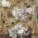 満寿屋商店 - ベビーパンにマーガリンを塗りました。