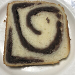 満寿屋商店 - あん食パンの断面アップ