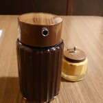 かつれつえん - とんかつソースとカラシ