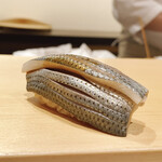 鮨 はしもと - コハダ
      握りはひかりものからスタート。
      お店で握りの順番が異なるのもお鮨屋さんの一つの楽しみ。
      締め具合は軽い感じですが、酸味とコハダの旨味の口に残る余韻がとても良いです♪
      これは美味しいコハダです。