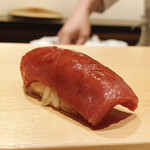 鮨 はしもと - 下田沖のマグロ赤身 107kg
      個体は小さめだが侮るなかれ、赤身らしいしっとりとしたやわらかさに上質な脂ののり、とても良い味わいです♪