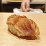 鮨 はしもと - 閖上の赤貝
      この色合いは閖上かなと見て感じられました。
      少しくすんだ様な色合い、身が厚くて独特な風味が濃いです。
      紐も中にしっかりと入り、コリコリっとした食感がなんとも素敵です。