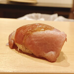 鮨 はしもと - 勝浦の大トロ 180kg 1週間寝かせ
      筋もしっかり最後に一本残りましたが、ねっとりと落ち着いた脂は甘みもありました。