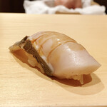 鮨 はしもと - 銚子の鰆
      皮目を藁で燻した香りも良く、やわらかでほんのりとした脂があります。