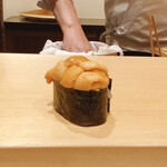 鮨 はしもと - 北海道浜中の馬糞ウニ
      口の中でとろんと甘みを感じたかと思ったら消えてしまう、ウニの美味しさって、一瞬のインパクトで決まる感じがします。