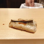 鮨 はしもと - 穴子（お腹いっぱいなのでシャリなしです）
      お恥ずかしい、もうこれ以上はお腹から無理だ〜と信号を受信しましたので、シャリなしでいただきました。
      次回もし予約が取れたら、しっかりと調整しなきゃです。