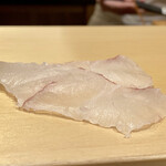 鮨 はしもと - 淡路のヒラメ
      噛んだ時にはやわらかく歯が入りますが、噛み始めるとこれが良い食感が際立つのです。
      味わいの余韻がなんとも言えません。