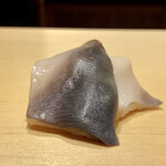 鮨 はしもと - ホッキ貝
      大ぶりな身がブリっとして少し弾力があります。
      甘みが即座に感じられ、良い味わいなのです。