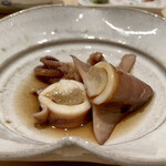 鮨 はしもと - 子持ちヤリイカ
      さっと煮付けたヤリイカがやわらか、甘みも程よく汁まできれいに完食です。