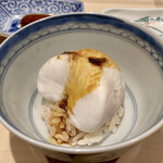 鮨 はしもと - 愛知県産 虎ふぐ白子焼きに酢飯
      シャリの甘みに白子のクリーミーさが合わさり旨味が際立ちますが、そこにかけてる黄身醤油が良い塩梅、この美味しさは堪りません！