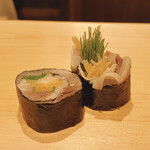 鮨 はしもと - 〆鯖 海苔巻き
      うーん、これは美味いな‼︎
      酢の効いた錆に、刻んだたくあんの味が合います。
      芽ネギの食感も素敵です。