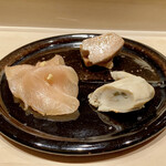 鮨 はしもと - ◉ マカジキ燻し
      藁で燻したマカジキは生ハムのような香りと味わい。
      ◉ あん肝
      ふふふ、これは日本酒だな‼︎
      ◉ 牡蠣の味噌漬け
      水分が程よく抜けた牡蠣の味が濃く旨。