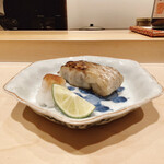 鮨 はしもと - アカムツ（ノドグロ）塩焼き
      全身に溢れる脂、さすがは深海に住む魚。
      その脂で香ばしく焼き揚げたような皮が、パリッとして美味しいのです。