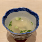 鮨 はしもと - 真鯛とクエのお出し
      温かなスープをいただくとホッとする思い、芹と柚子の香りも爽やかさを演出してます。