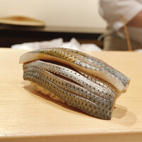 鮨 はしもと - コハダ
                    握りはひかりものからスタート。
                    お店で握りの順番が異なるのもお鮨屋さんの一つの楽しみ。
                    締め具合は軽い感じですが、酸味とコハダの旨味の口に残る余韻がとても良いです♪
                    これは美味しいコハダです。
