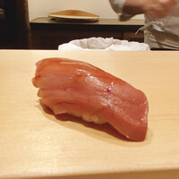 鮨 はしもと - 下田沖のマグロ中トロは背とろ
                      フレッシュさがあるが身はやわらか、筋もやわらかで気にならないです。