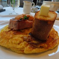 レストラン アルティザン（restaurant Artisan） - グリエールチーズのオムレツとハムステーキ
