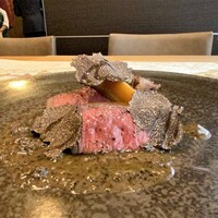 クリマ ディ トスカーナ - 北海道白糠町の蝦夷鹿
                    ロース肉、ナイフがスッと入る柔らかさ、脂身以外は上質な赤身の味わい、とても滋味深い。
                    付け合わせは八街の金美人参と加賀蓮根、人参の甘味と味の濃さが鹿に負けてません、美味しい‼