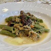 クリマ ディ トスカーナ - シェフ手打ちパスタはガルガネッリ、生地に福岡県の八女茶を練り込んで色が緑色になっているのです。 合わせるのは博多の地鶏のラグーにフランス産のモリーユ茸。 八女茶のほろ苦さがラグーのコクと合いまみれ、奥深い旨味の世界へ誘われるのです。