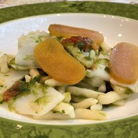 クリマ ディ トスカーナ - トロフィエ（ショートパスタ）は、館山のアオリイカをグリルし、愛知県のあおさのりに、佐藤シェフお手製のカラスミを和えています。 パスタにあおさが絡みこの一皿に磯の香りが満載です。