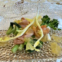 クリマ ディ トスカーナ - 山口県産の赤貝に鹿児島産の紅甘夏、粒のひとつひとつに果汁をたっぷり含みその酸味と甘みが不思議に赤貝に合うのです。 菜の花のほろ苦さ、うるいのねっとりさ、なんて楽しい味なんでしょう！