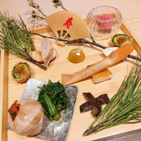 乙味 あさ井 - 新春仕立て前菜八寸
                    烏賊味噌焼き
                    紅きんとん
                    エスカルゴトマト煮
                    芽キャベツフライ
                    イクラ春巻き
                    鮟肝柑橘煮
                    等々