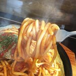 たかざわ珈琲店 - 2.2mm（だと思う）の太いスパゲッティ。ヤケドしそうなくらい熱々。
            トマトの酸味を感じるソースで味ヨシ！太さヨシ！あぁ最高♪