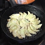 新ちゃん - ぎょうざ　たっぷりのラードで揚げ焼きに仕上げます